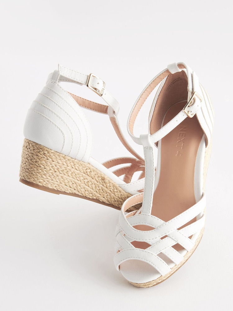Weiß - Sandalen mit Knöchelriemen und geflochtenem Keilabsatz - Bild 1 von 5 Weiß - Sandalen mit Knöchelriemen und geflochtenem Keilabsatz - Bild 1 von 5