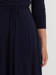 Lauren Ralph Lauren Curve Carlyna Stretch-Midikleid mit Wickeldesign, Marineblau - Bild 6 von 7