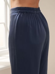 Truly Midnight Set mit Trägertop aus Seide und Hose, Blau - Bild 3 von 4