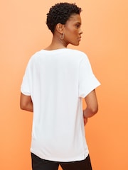 Weiß - Premium T-Shirt mit hohem Modalanteil und V-Ausschnitt - Bild 2 von 5