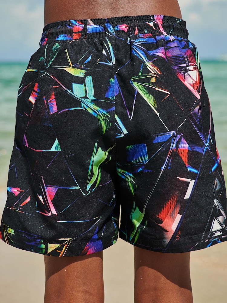 Schwarz/Prisma/Bedruckt - Badeshorts (3–16 Jahre) - Bild 1 von 4 Schwarz/Prisma/Bedruckt - Badeshorts (3–16 Jahre) - Bild 1 von 4