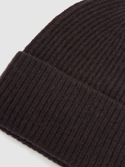 Marrón chocolate - Reiss Chaise Merino Wool Rib-Knit Beanie - Imagen 2 de 3