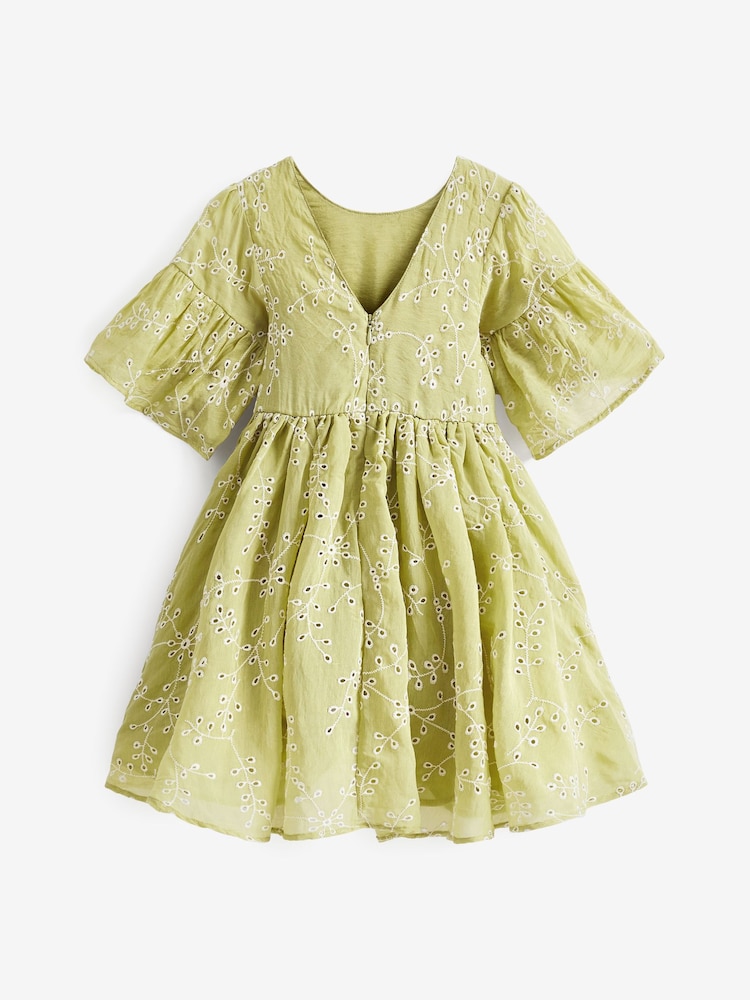 Zartgrün - Lochstickerei Kleid (3–16 Jahre) - Bild 4 von 4