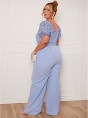 Chi Chi London Geblümter Jumpsuit mit Puffärmeln, Plussgrösse - Bild 2 von 4