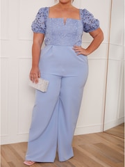 Chi Chi London Geblümter Jumpsuit mit Puffärmeln, Plussgrösse - Bild 3 von 4