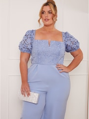 Chi Chi London Geblümter Jumpsuit mit Puffärmeln, Plussgrösse - Bild 4 von 4