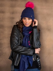 Marineblau/Rosa - Pour Moi Strickmütze mit Zopfmuster und Kontrastbommel - Bild 3 von 4
