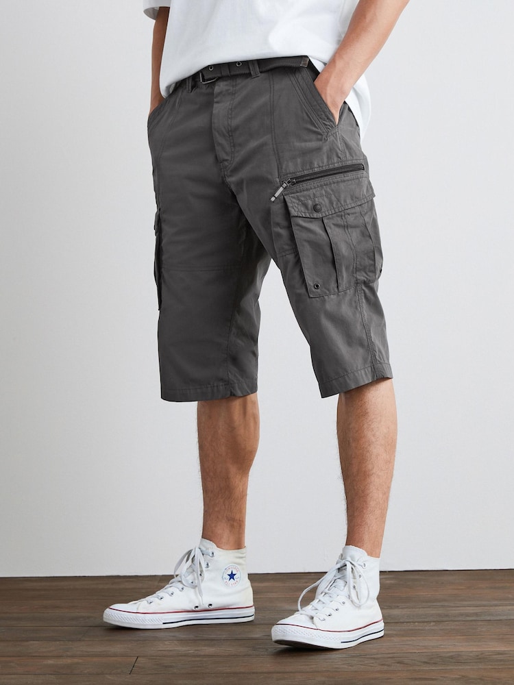 Anthrazitgrau - Länger geschnittene Cargo-Shorts mit Gürtel - Bild 1 von 8 Anthrazitgrau - Länger geschnittene Cargo-Shorts mit Gürtel - Bild 1 von 8