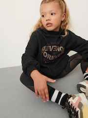 Schwarz und Gold/Wirbel-Schriftzug - Set mit Kapuzensweatshirt und Leggings (3–16 Jahre) - Bild 3 von 5
