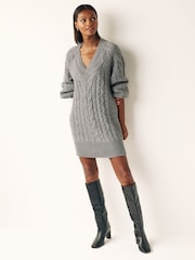 Grau - Strickkleid mit Zopfmuster und V-Ausschnitt - Bild 2 von 6