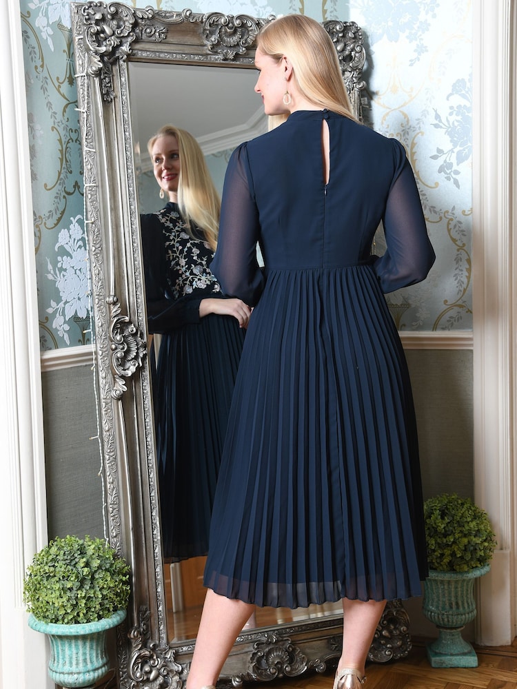 Blau - Yumi Langärmeliges, besticktes Midikleid mit Faltenrock - Bild 2 von 5 Blau - Yumi Langärmeliges, besticktes Midikleid mit Faltenrock - Bild 2 von 5