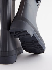 Marineblau - Gummistiefel mit kariertem Futter und Schnallenriemen - Bild 4 von 6