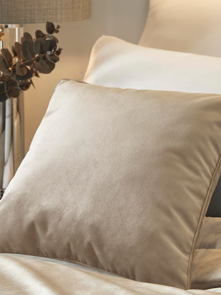 Soiree Melanie Velvet Square Cushion - صورة 1 من 2 Soiree Melanie Velvet Square Cushion - صورة 1 من 2