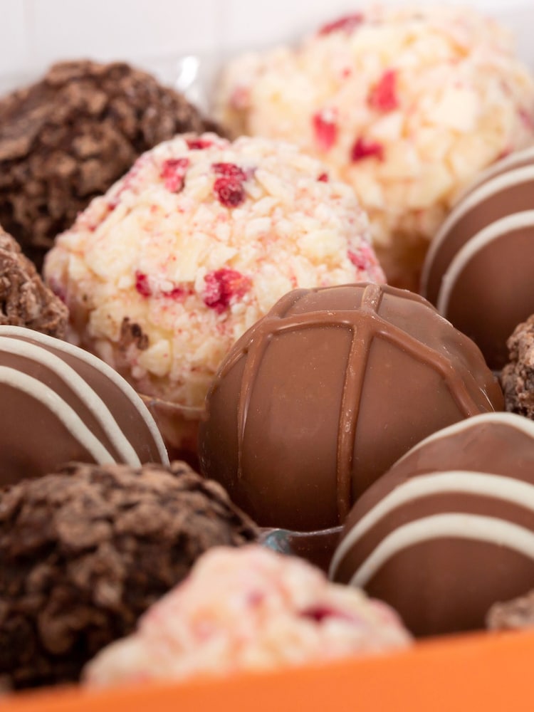 Montezuma's Grand Chocolate Truffle Collection Box - Image 5 of 5