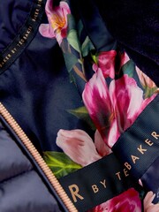 Granatowy płaszcz nieprzemakalny Baker by Ted Baker z rozkloszowanym dołem i rękawiczkami - Image 15 of 15