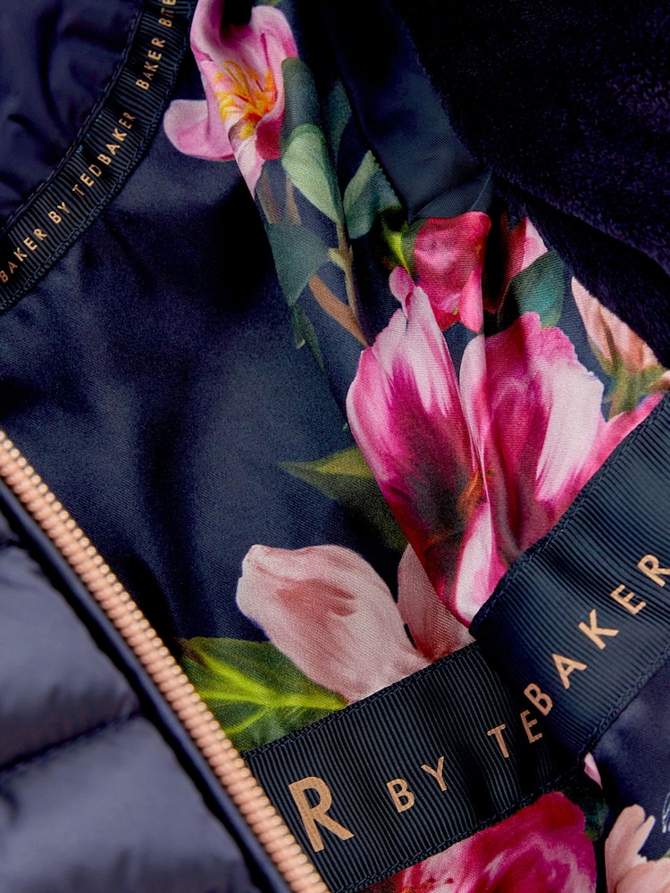Granatowy płaszcz nieprzemakalny Baker by Ted Baker z rozkloszowanym dołem i rękawiczkami - Image 15 of 15
