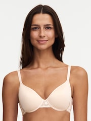 بيج - حمالة صدر للتيشرتات إسفنج ميموري فوم بسلك سفلي Comfort Day To Night من Chantelle - صورة 1 من 4