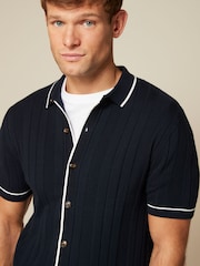 Marineblaue Textur - Durchgeknöpftes Polo-Shirt - Bild 1 von 8