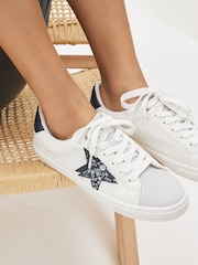 Weiß/Blau - Forever Comfort® Star Turnschuhe zum Schnüren - Bild 1 von 7