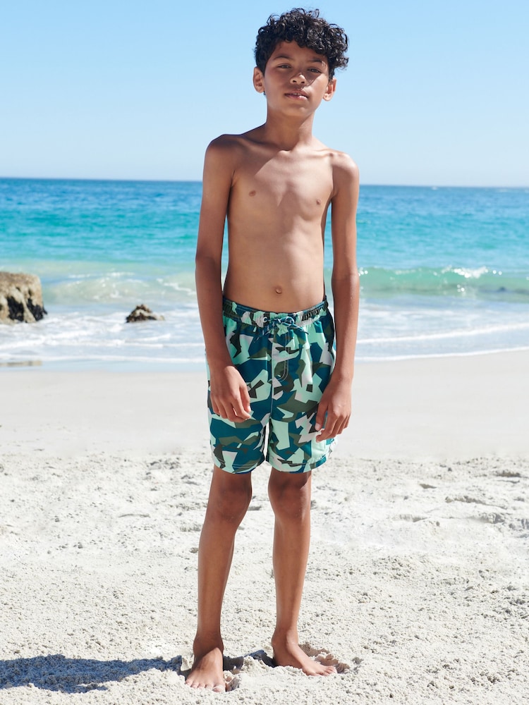 Mineral/Camouflagemuster - Badeshorts (3–16 Jahre) - Bild 2 von 6 Mineral/Camouflagemuster - Badeshorts (3–16 Jahre) - Bild 2 von 6