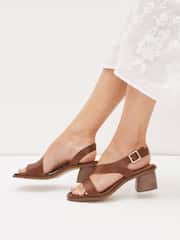 Rjava - Usnjeni asimetrični sandali s široko peto Forever Comfort® - Slika 1 iz 6