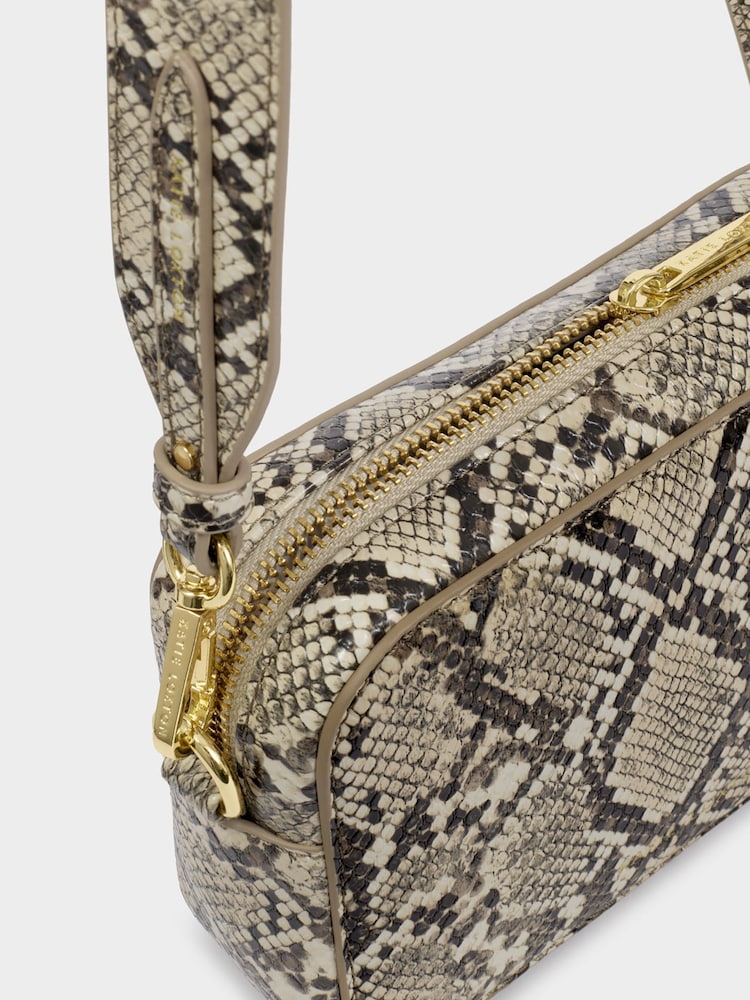 Balta uzkodu apdruka - Katie Loxton Avery leoparda formas maza plecu soma - Attēls 7 no 7