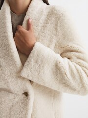 Crema - Abrigo largo de borreguito con diseño reversible Neave de Reiss - Imagen 4 de 8