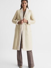 Crema - Abrigo largo de borreguito con diseño reversible Neave de Reiss - Imagen 5 de 8