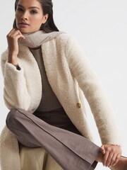 Crema - Abrigo largo de borreguito con diseño reversible Neave de Reiss - Imagen 7 de 8