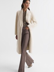 Crema - Abrigo largo de borreguito con diseño reversible Neave de Reiss - Imagen 8 de 8