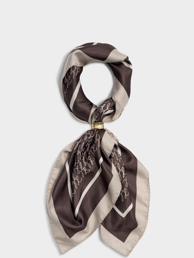 Katie Loxton Écharpe multi-positions en satin avec script - Image 2 sur 4 Katie Loxton Écharpe multi-positions en satin avec script - Image 2 sur 4