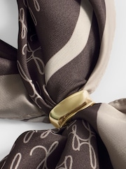 Katie Loxton Écharpe multi-positions en satin avec script - Image 3 sur 4