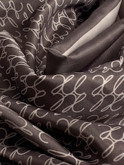 Katie Loxton Écharpe multi-positions en satin avec script - Image 4 sur 4