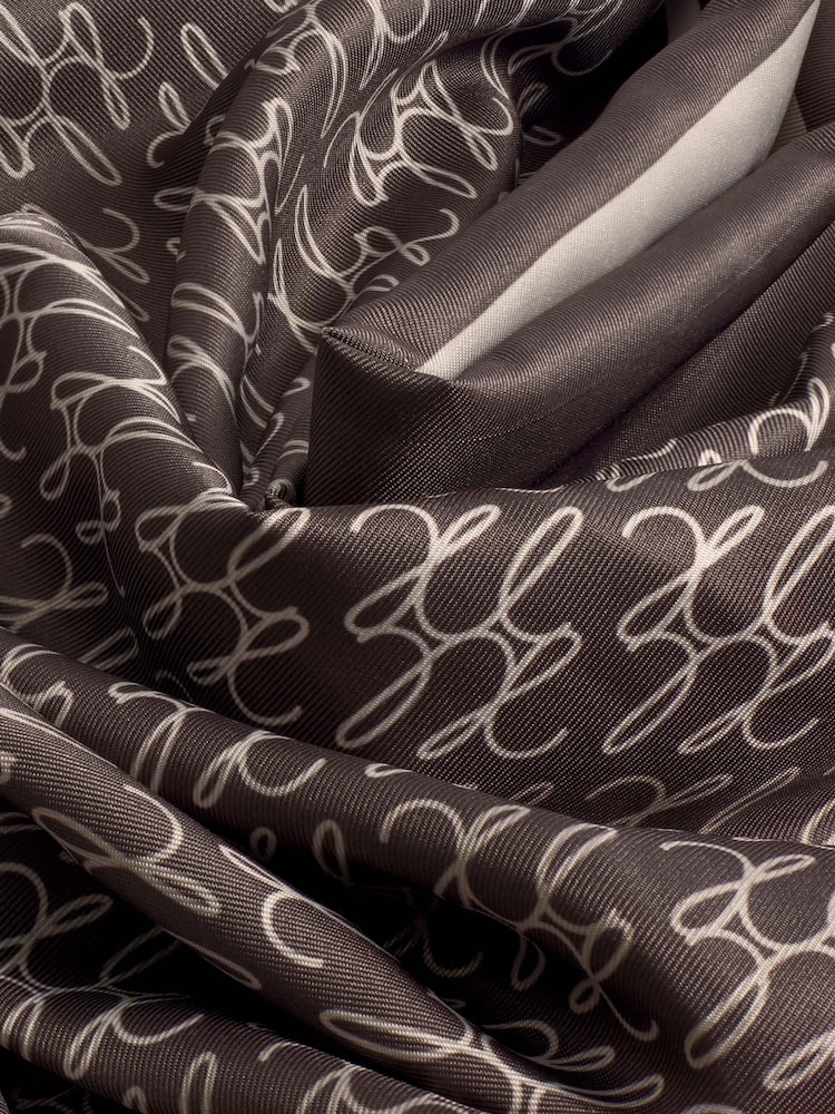 Katie Loxton Écharpe multi-positions en satin avec script - Image 4 sur 4 Katie Loxton Écharpe multi-positions en satin avec script - Image 4 sur 4
