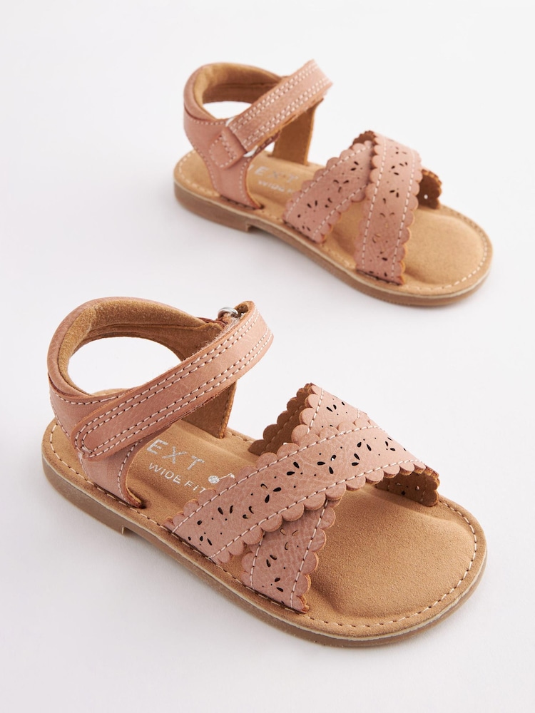 Hellbraun - Sandalen mit überkreuzten Riemen - Bild 1 von 7 Hellbraun - Sandalen mit überkreuzten Riemen - Bild 1 von 7