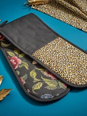 Spode Black Creatures of Curiosity 100% Cotton Double Oven Gloves - Image 2 of 4