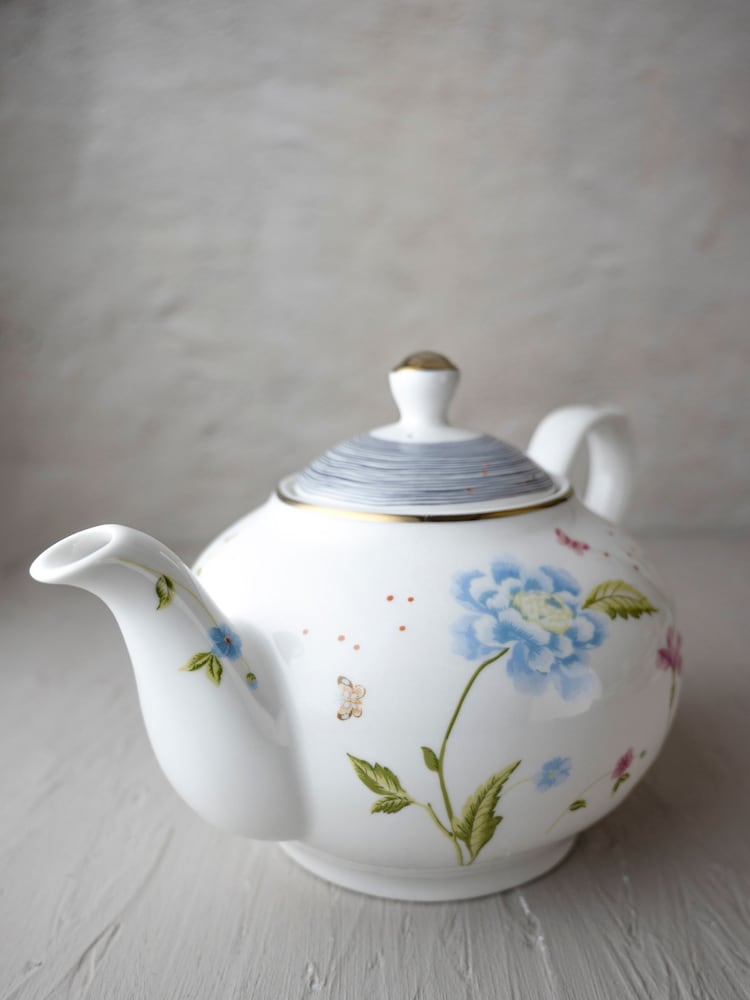 Laura Ashley White Teapot 1.6L Heritage Collectables - Image 1 of 3