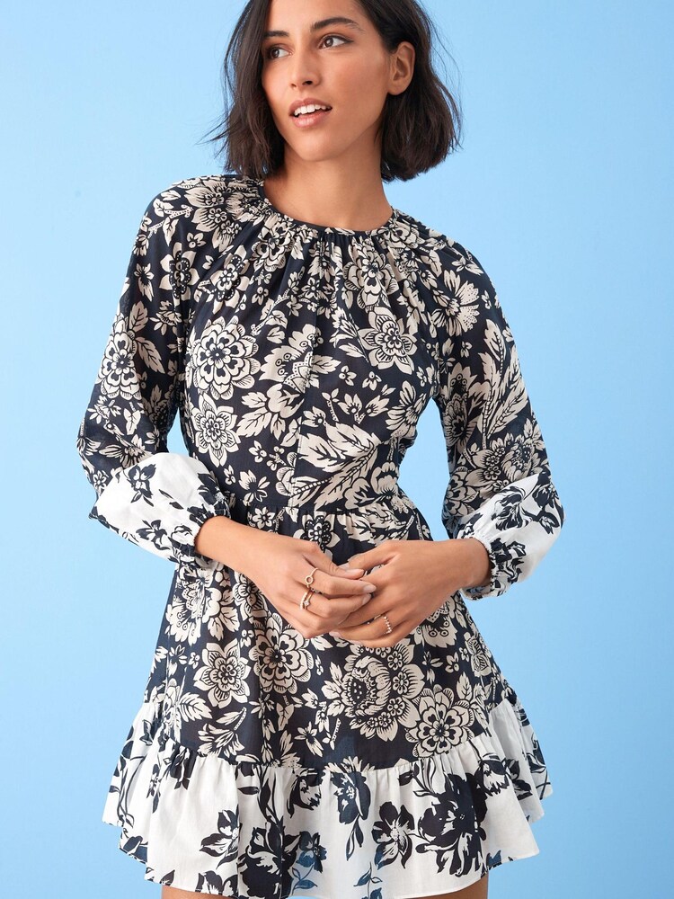 Schwarz/Weiß geblümt - Langärmeliges Mini-Sommerkleid aus 100 % Baumwolle - Bild 1 von 4 Schwarz/Weiß geblümt - Langärmeliges Mini-Sommerkleid aus 100 % Baumwolle - Bild 1 von 4