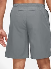 Gris - 9 pulgadas - Pantalones cortos sin forro para correr Dri-FIT Challenger de Nike - Imagen 2 de 8