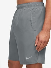 Gris - 9 pulgadas - Pantalones cortos sin forro para correr Dri-FIT Challenger de Nike - Imagen 3 de 8