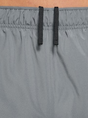 Gris - 9 pulgadas - Pantalones cortos sin forro para correr Dri-FIT Challenger de Nike - Imagen 4 de 8