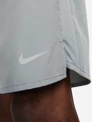 Gris - 9 pulgadas - Pantalones cortos sin forro para correr Dri-FIT Challenger de Nike - Imagen 5 de 8