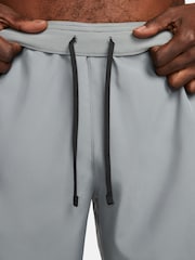 Gris - 9 pulgadas - Pantalones cortos sin forro para correr Dri-FIT Challenger de Nike - Imagen 6 de 8