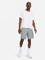Gris - 9 pulgadas - Pantalones cortos sin forro para correr Dri-FIT Challenger de Nike - Imagen 7 de 8