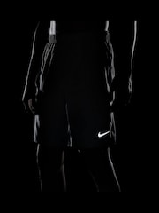 Gris - 9 pulgadas - Pantalones cortos sin forro para correr Dri-FIT Challenger de Nike - Imagen 8 de 8