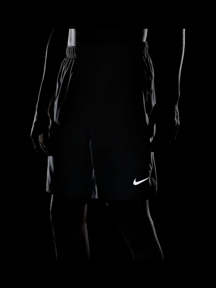 Gris - 9 pulgadas - Pantalones cortos sin forro para correr Dri-FIT Challenger de Nike - Imagen 8 de 8