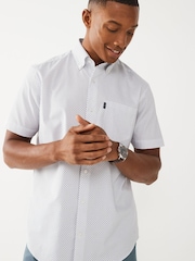 Weiß, Print - Regular Fit Kurzarm-Shirt - Bügelleichtes, kurzärmeliges Oxford-Hemd mit Knopfleiste am Kragen - Bild 1 von 7