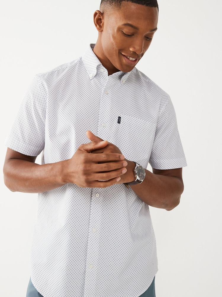 Weiß, Print - Regular Fit Kurzarm-Shirt - Bügelleichtes, kurzärmeliges Oxford-Hemd mit Knopfleiste am Kragen - Bild 1 von 7 Weiß, Print - Regular Fit Kurzarm-Shirt - Bügelleichtes, kurzärmeliges Oxford-Hemd mit Knopfleiste am Kragen - Bild 1 von 7