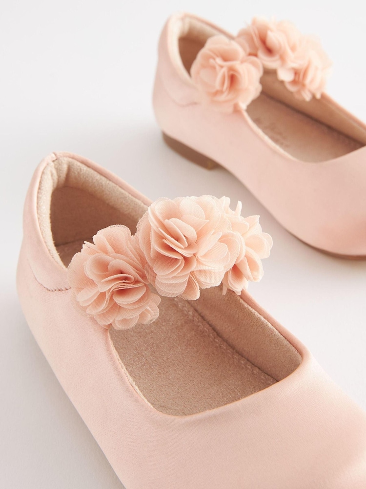 Pink/Schmutzabweisender Satin - Bridesmaid Collection Festliche Mary-Jane-Schuhe mit Zierblume - Bild 1 von 4 Pink/Schmutzabweisender Satin - Bridesmaid Collection Festliche Mary-Jane-Schuhe mit Zierblume - Bild 1 von 4
