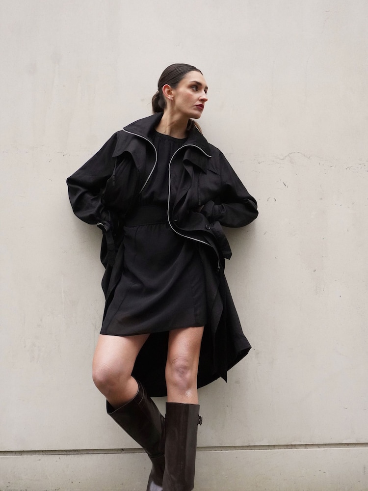 Schwarz - Religion Charisma Leichter Trenchcoat aus Baumwolle mit Wasserfallkragen - Bild 2 von 9 Schwarz - Religion Charisma Leichter Trenchcoat aus Baumwolle mit Wasserfallkragen - Bild 2 von 9